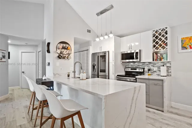 $2,700 | 15770 Southwest 104th Terrace, Unit 301, Miami, FL 33196