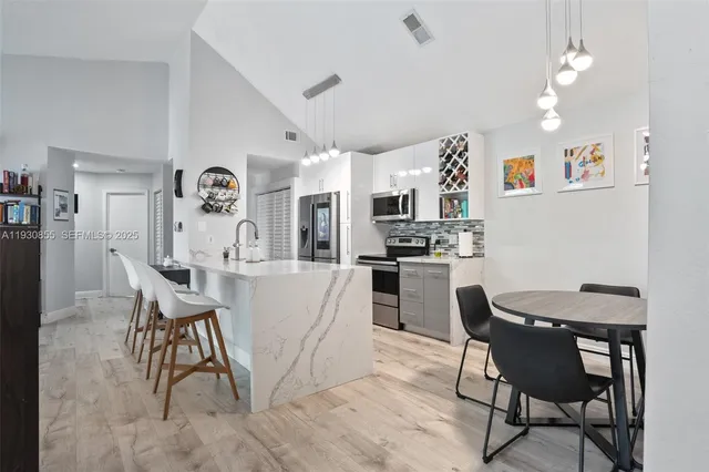 $2,700 | 15770 Southwest 104th Terrace, Unit 301, Miami, FL 33196