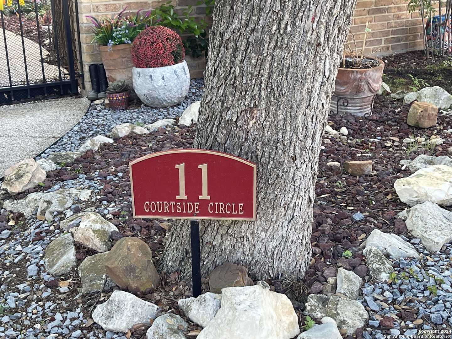 a sign that is sitting on a brick