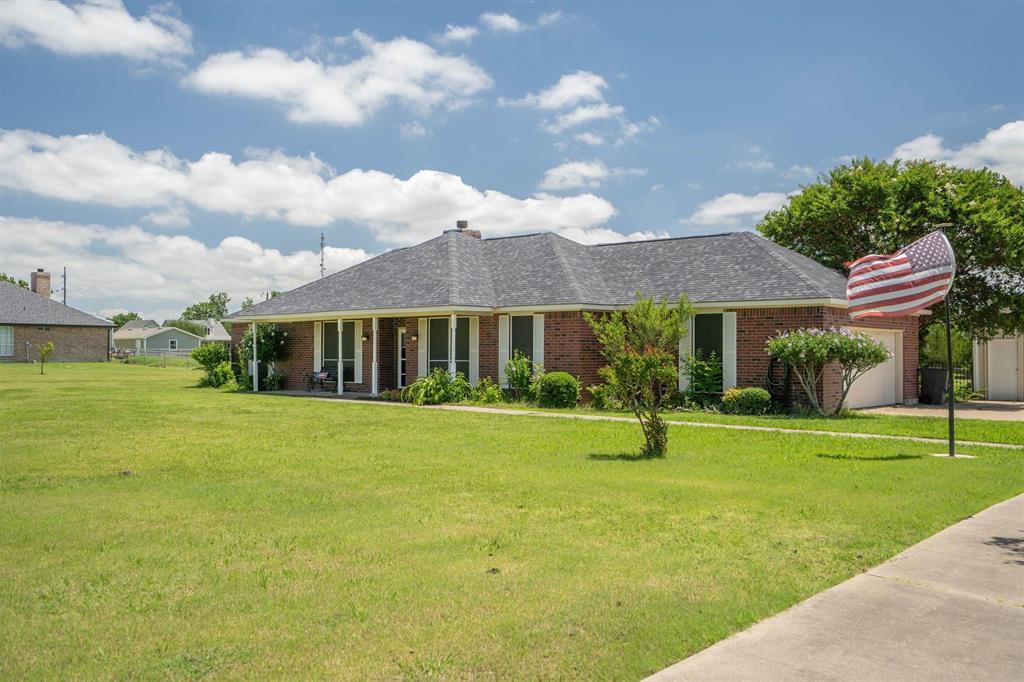 697 Meadowview Circle Van Alstyne, TX 75495 - Photo 2 of 25