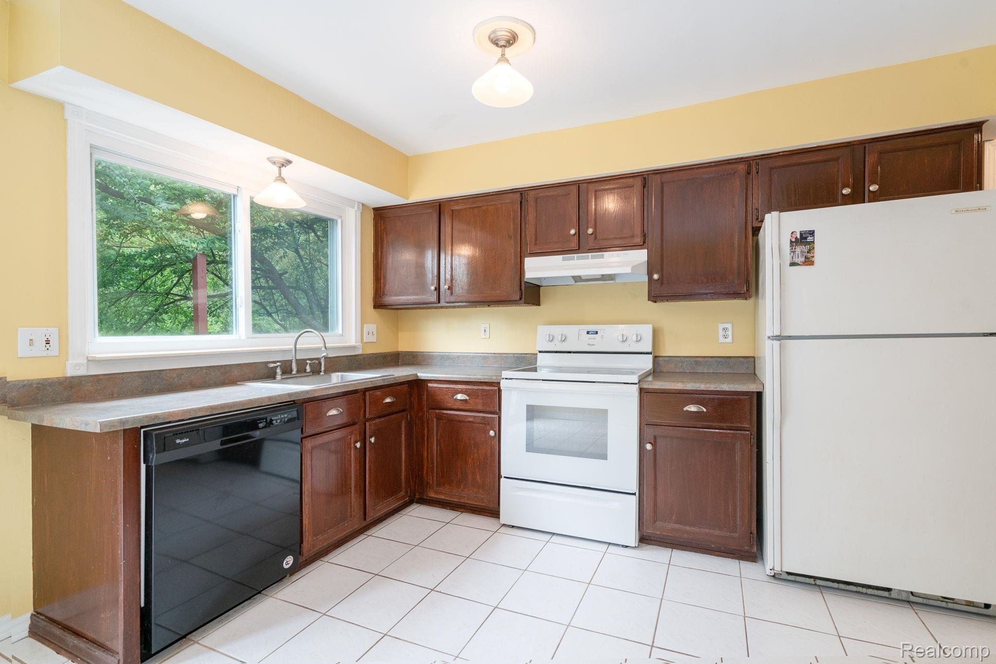 645 Worthington Road Canton, MI 48188 - Photo 7 of 30 Kitchen