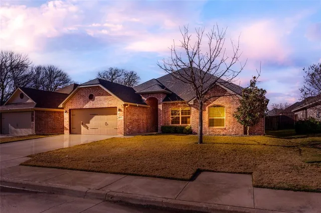 $350,000 | 313 Donna Circle, Granbury, TX 76049