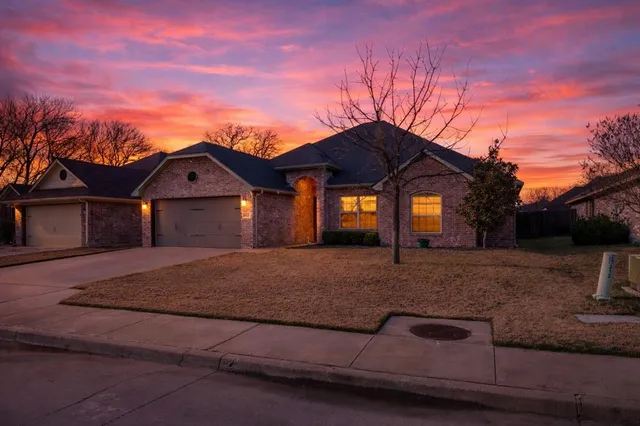 $350,000 | 313 Donna Circle, Granbury, TX 76049