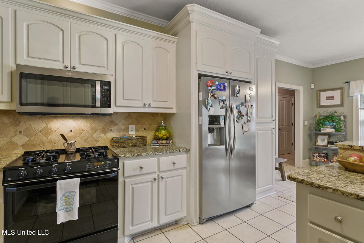 141 Prescott Ridge Madison, MS 39110 - Photo 29 of 30 stove and microwave