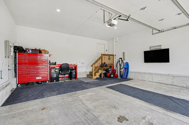 a view of a house with backyard and trees