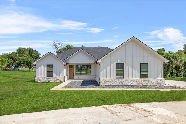 $369,900 | 2318 Progress Drive, Brenham, TX 77833