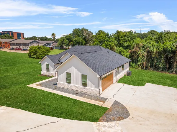 $369,900 | 2318 Progress Drive, Brenham, TX 77833