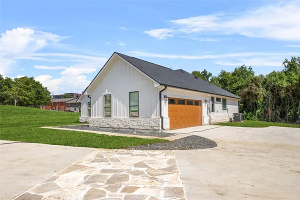 $369,900 | 2318 Progress Drive, Brenham, TX 77833