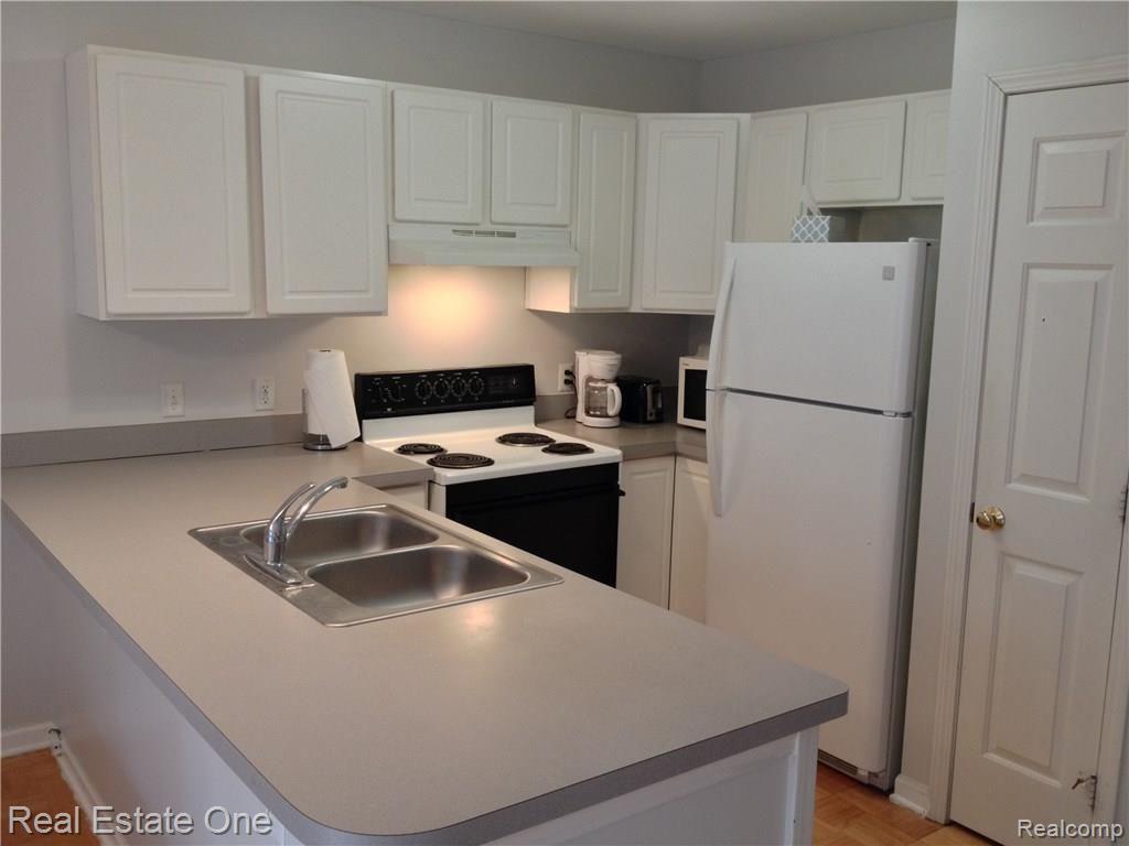 4937 Crooks Road Royal Oak, MI 48073 - Photo 4 of 15