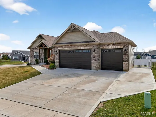 $675,000 | 402 Knothole Lane, Wentzville, MO 63385