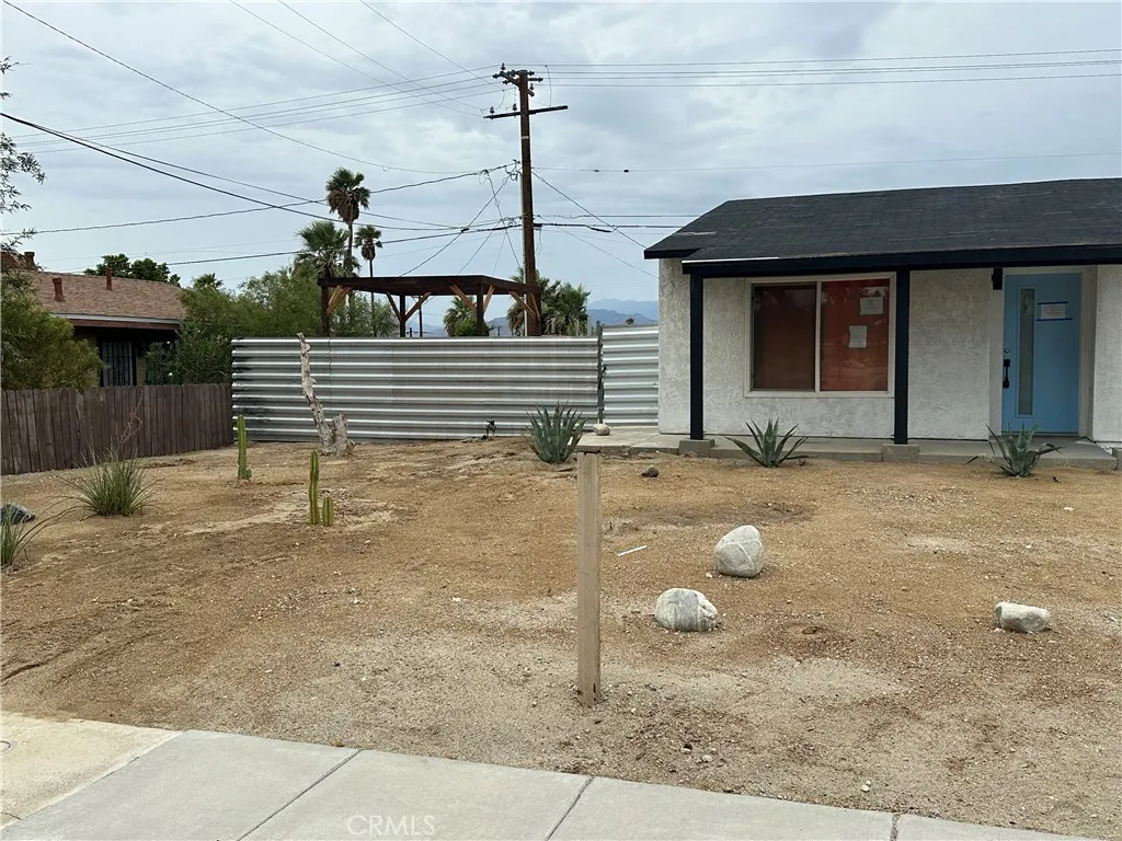 485 West Tramview Road Palm Springs, CA 92262 - Photo 3 of 16 a front view of a house with garden