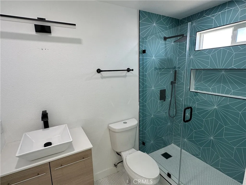 485 West Tramview Road Palm Springs, CA 92262 - Photo 5 of 16 a bathroom with a toilet a sink a shower and mirror