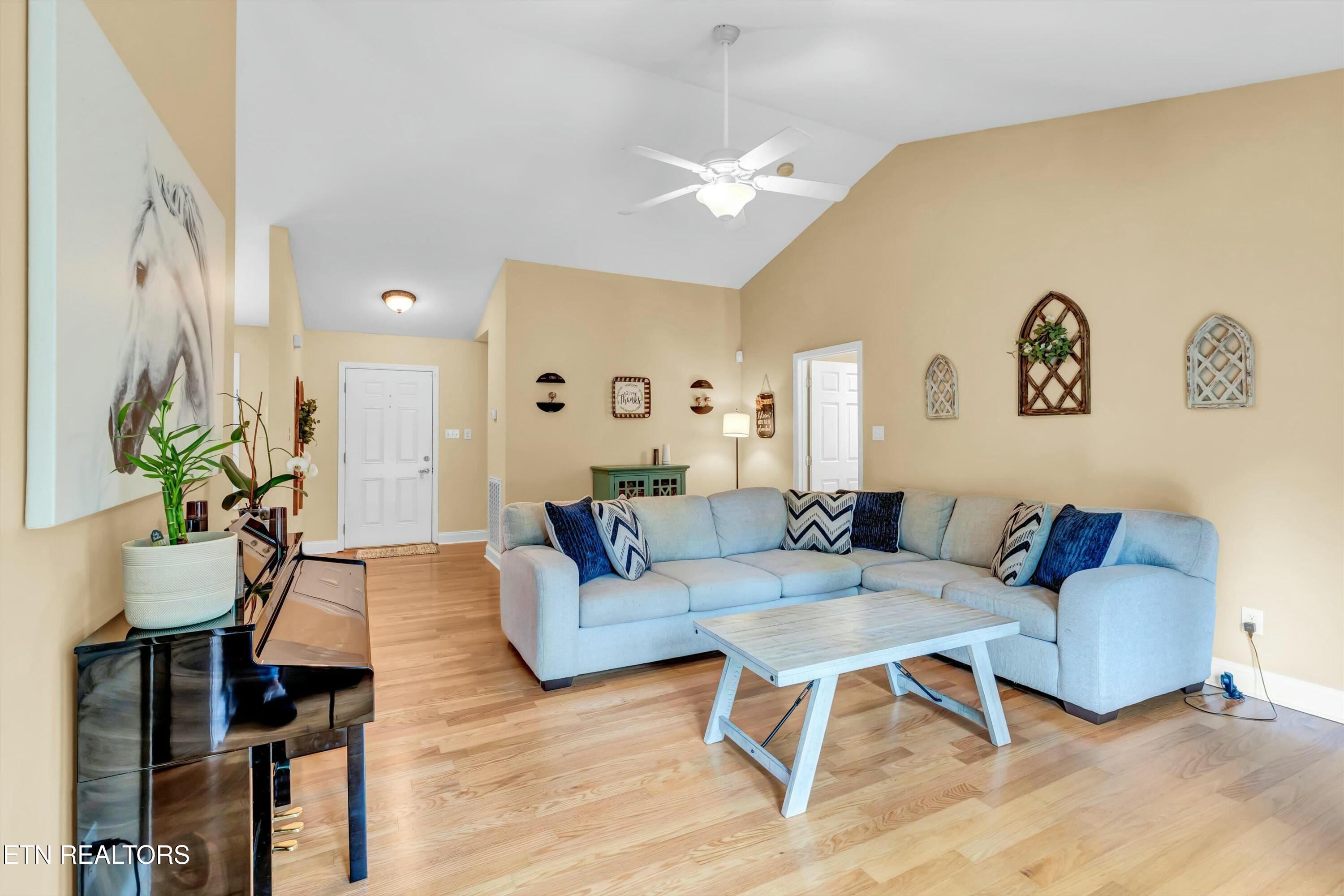 7417 Openview Lane Corryton, TN 37721 - Photo 4 of 14 Living Room
