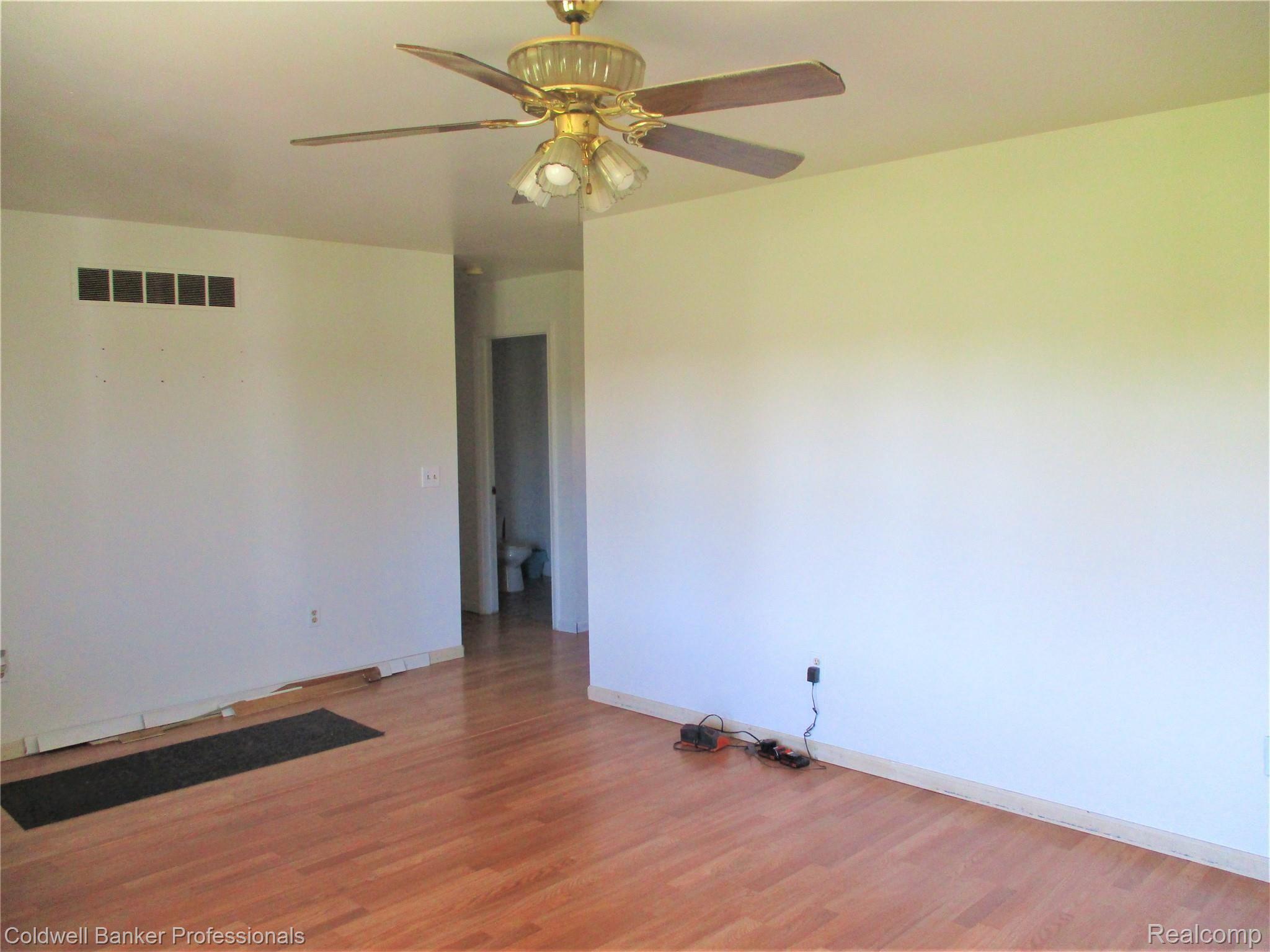 8818 Irish Road Millington, MI 48746 - Photo 19 of 27 Living Room 2.JPG