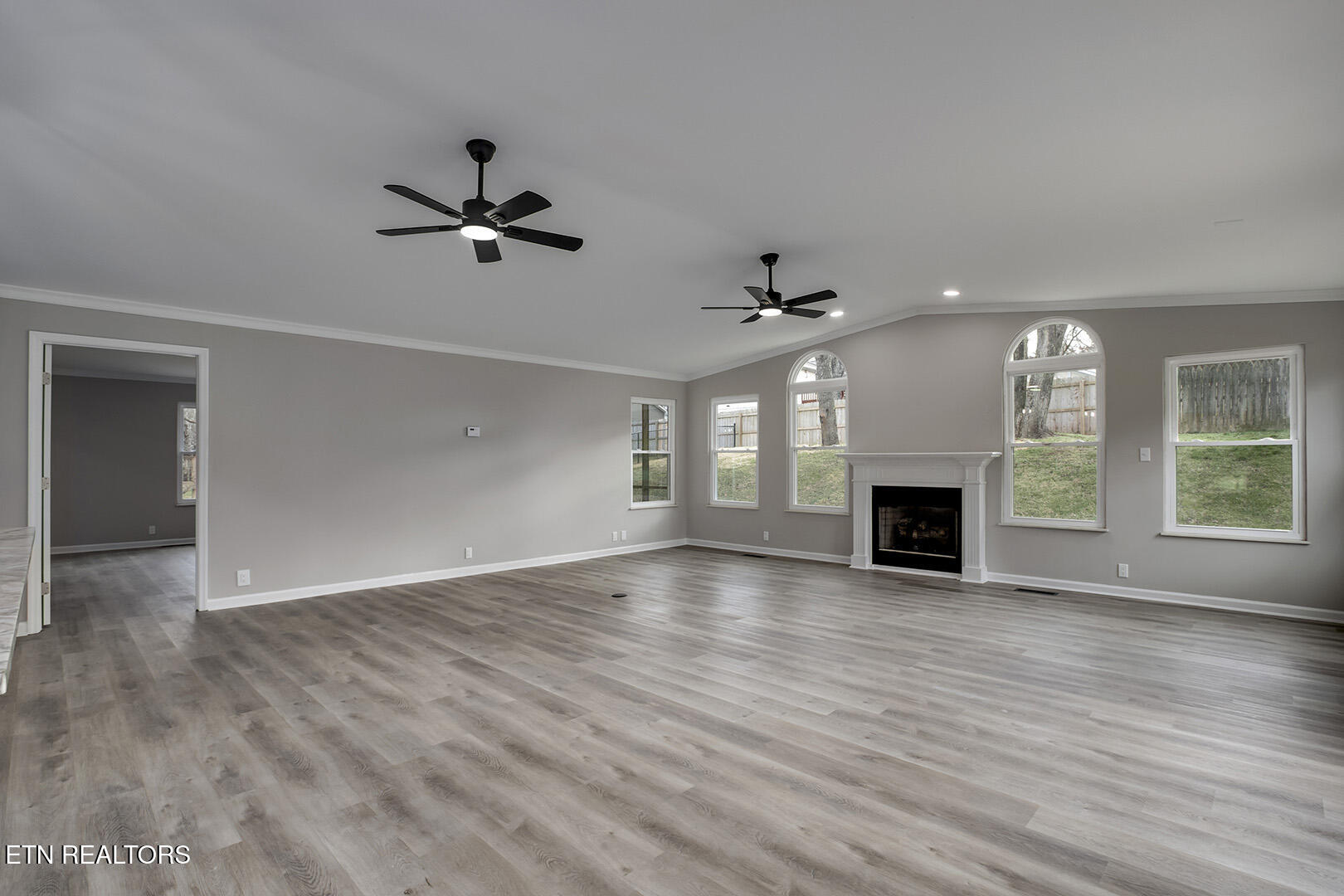 107 Carson Lane Oak Ridge, TN 37830 - Photo 16 of 55 14_CarsonLane_107_MasterEntry-Living04