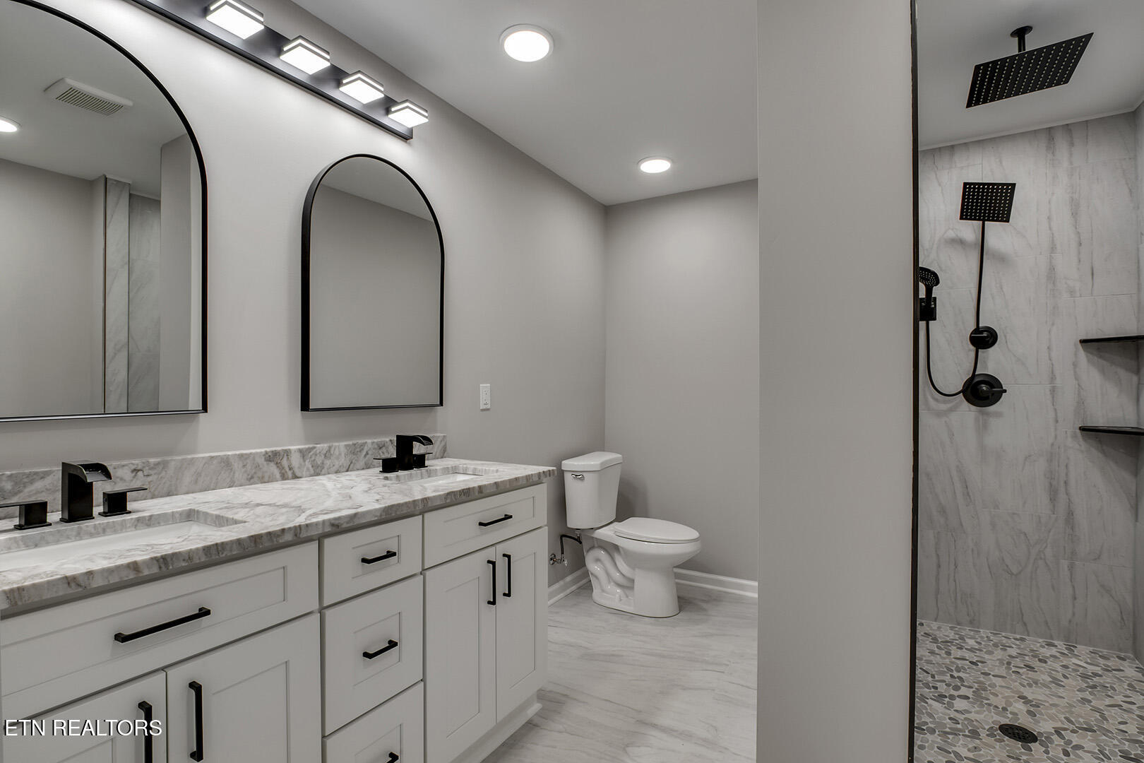 107 Carson Lane Oak Ridge, TN 37830 - Photo 22 of 55 20_CarsonLane_107_MasterBath