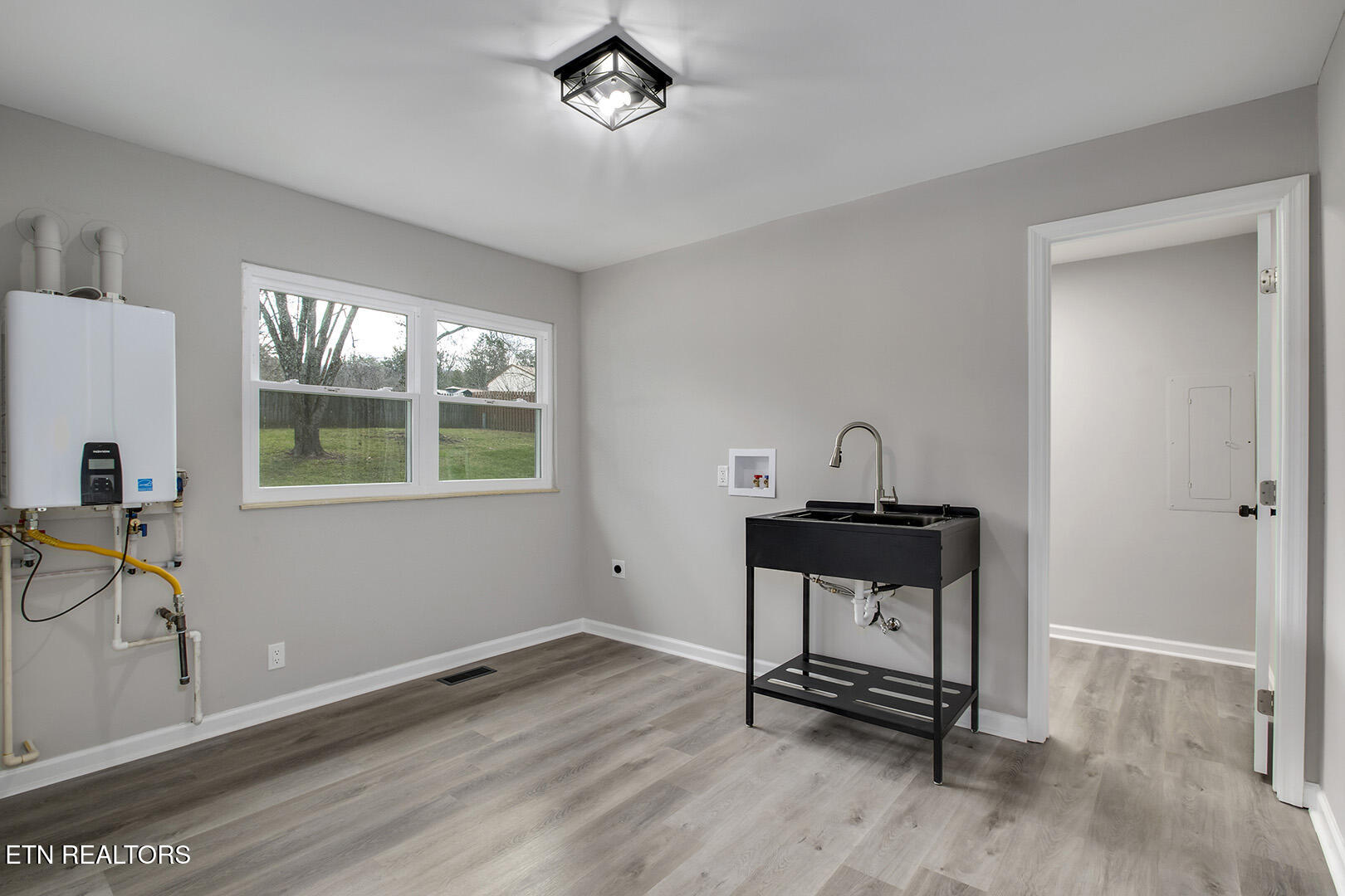 107 Carson Lane Oak Ridge, TN 37830 - Photo 25 of 55 26_CarsonLane_107_Laundry01