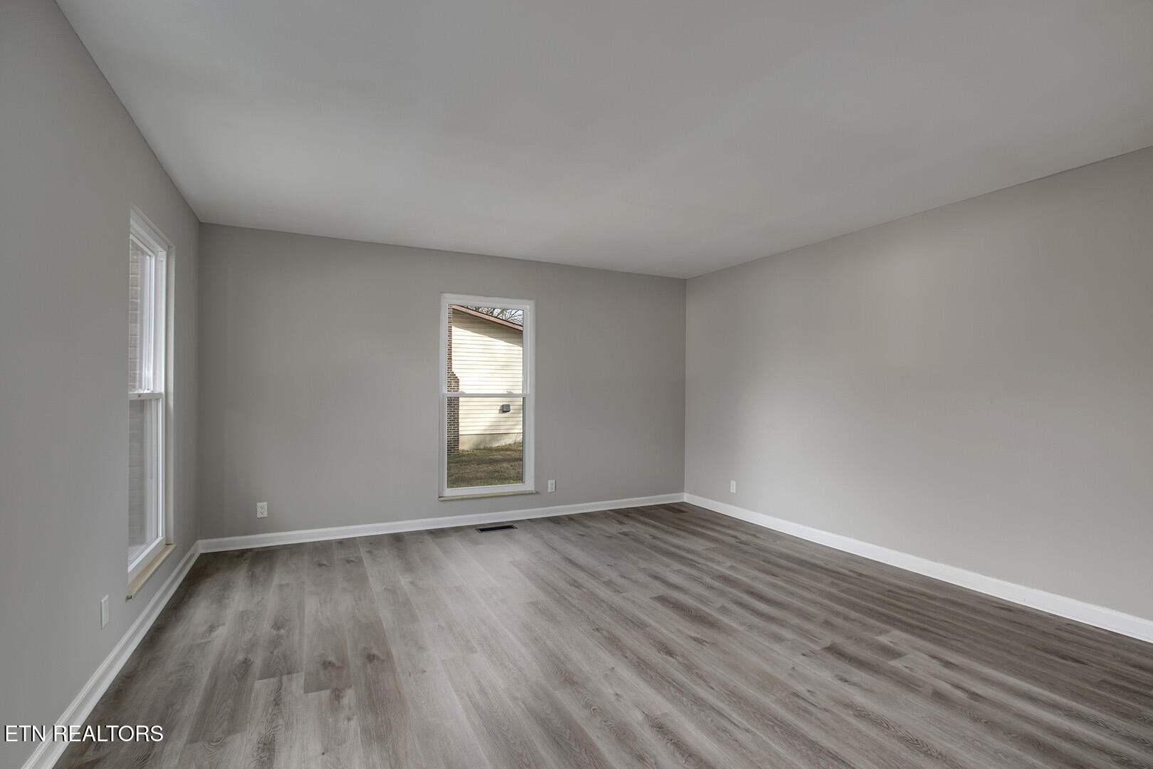 107 Carson Lane Oak Ridge, TN 37830 - Photo 34 of 55 34_CarsonLane_107_Sitting01