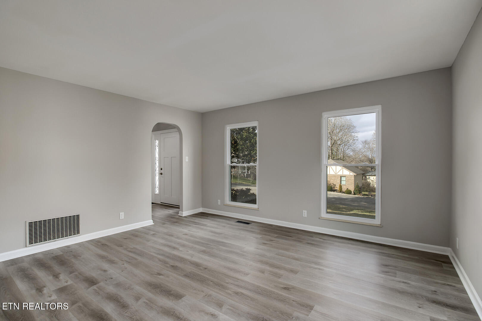 107 Carson Lane Oak Ridge, TN 37830 - Photo 35 of 55 35_CarsonLane_107_Sitting02