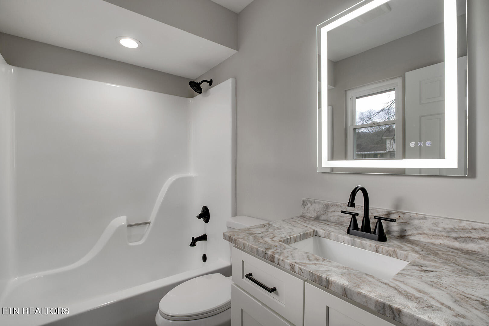 107 Carson Lane Oak Ridge, TN 37830 - Photo 40 of 55 40_CarsonLane_107_GuestBath1