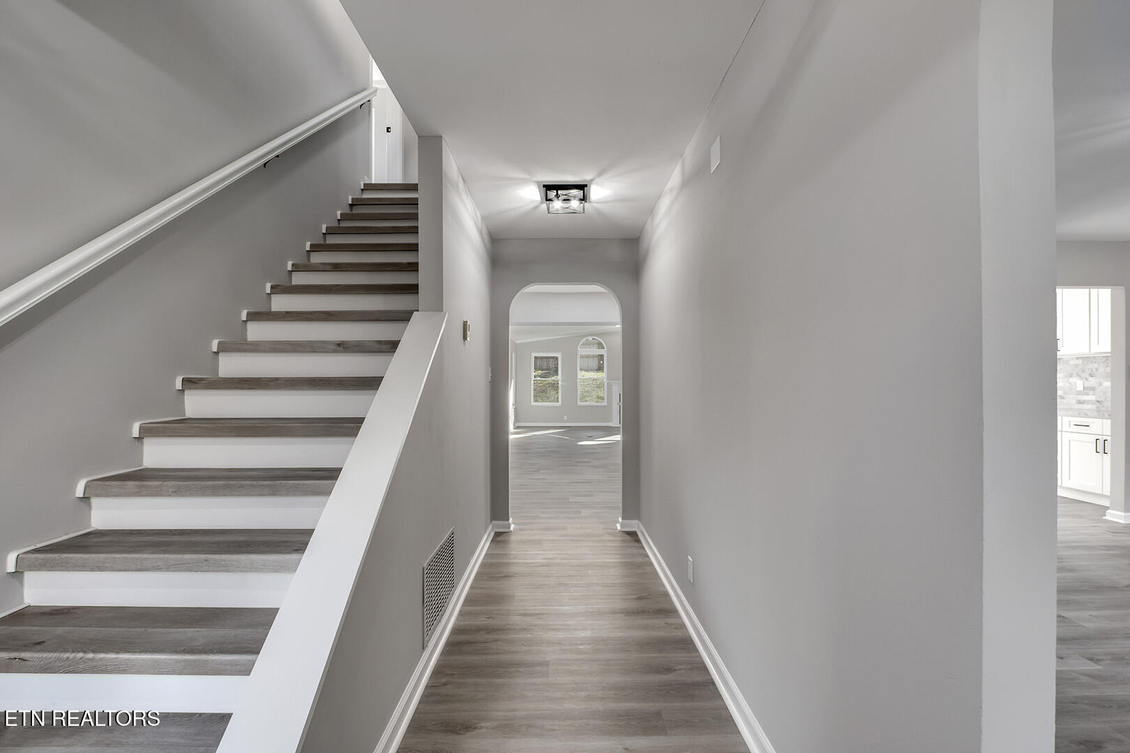 107 Carson Lane Oak Ridge, TN 37830 - Photo 4 of 55 04_CarsonLane_107_EntryView