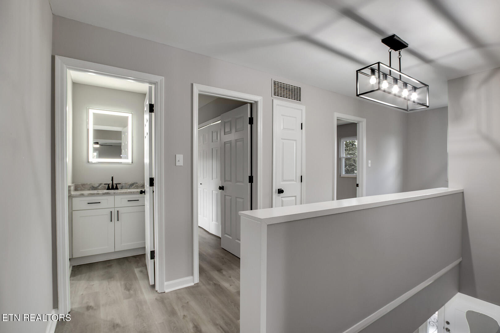 107 Carson Lane Oak Ridge, TN 37830 - Photo 41 of 55 41_CarsonLane_107_UpperLandingHall02