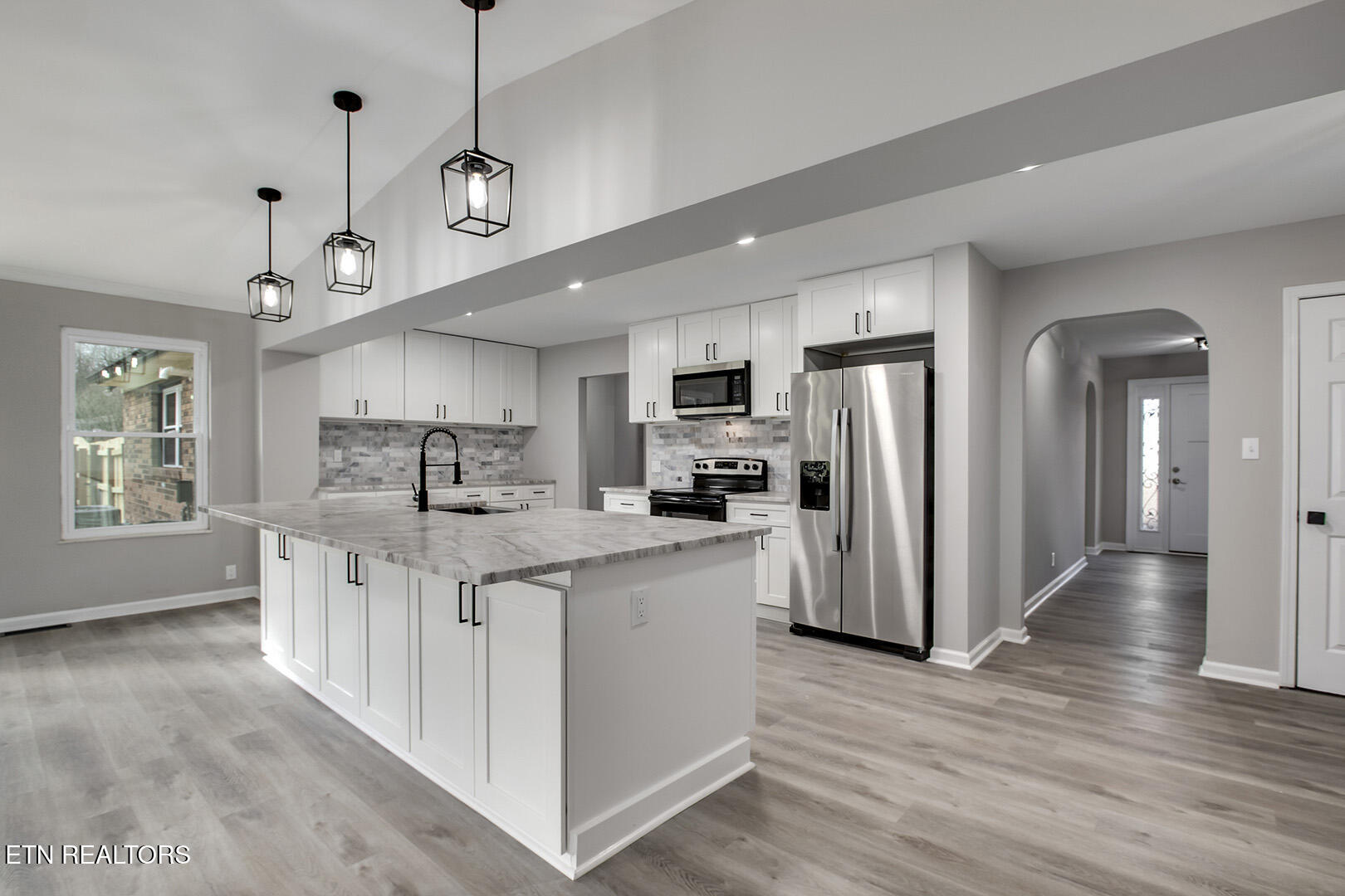 107 Carson Lane Oak Ridge, TN 37830 - Photo 9 of 55 22_CarsonLane_107_BreakfastBar01