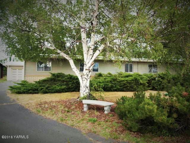 13705 Fisk Road Yakima, WA 98908 - Photo 3 of 46 a view of a backyard of house with a patio