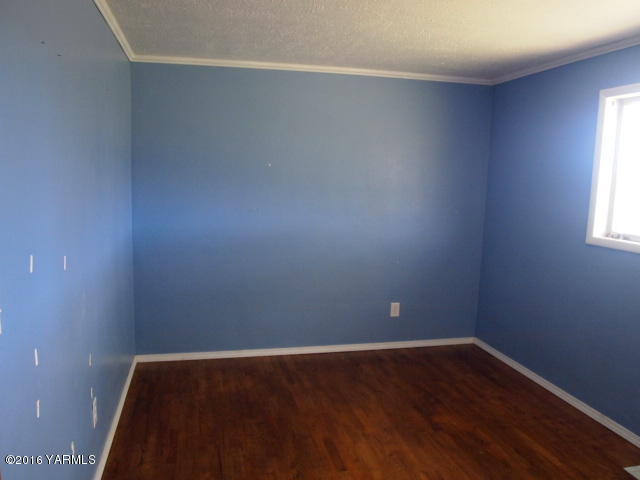 13705 Fisk Road Yakima, WA 98908 - Photo 8 of 46 a view of an empty room and window