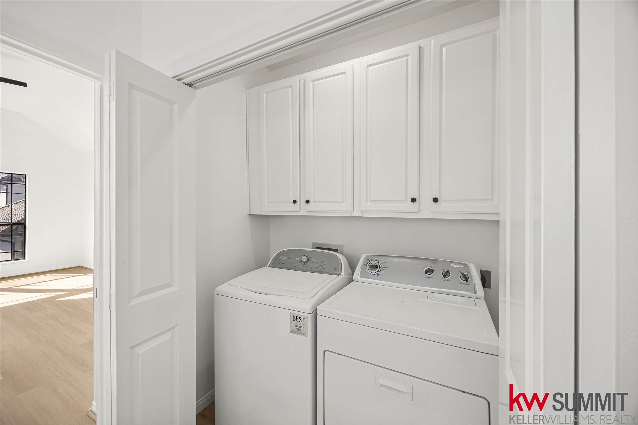 2410 Calumet Street, Unit B Houston, TX 77004 - Photo 20 of 34 a utility room with dryer and washer