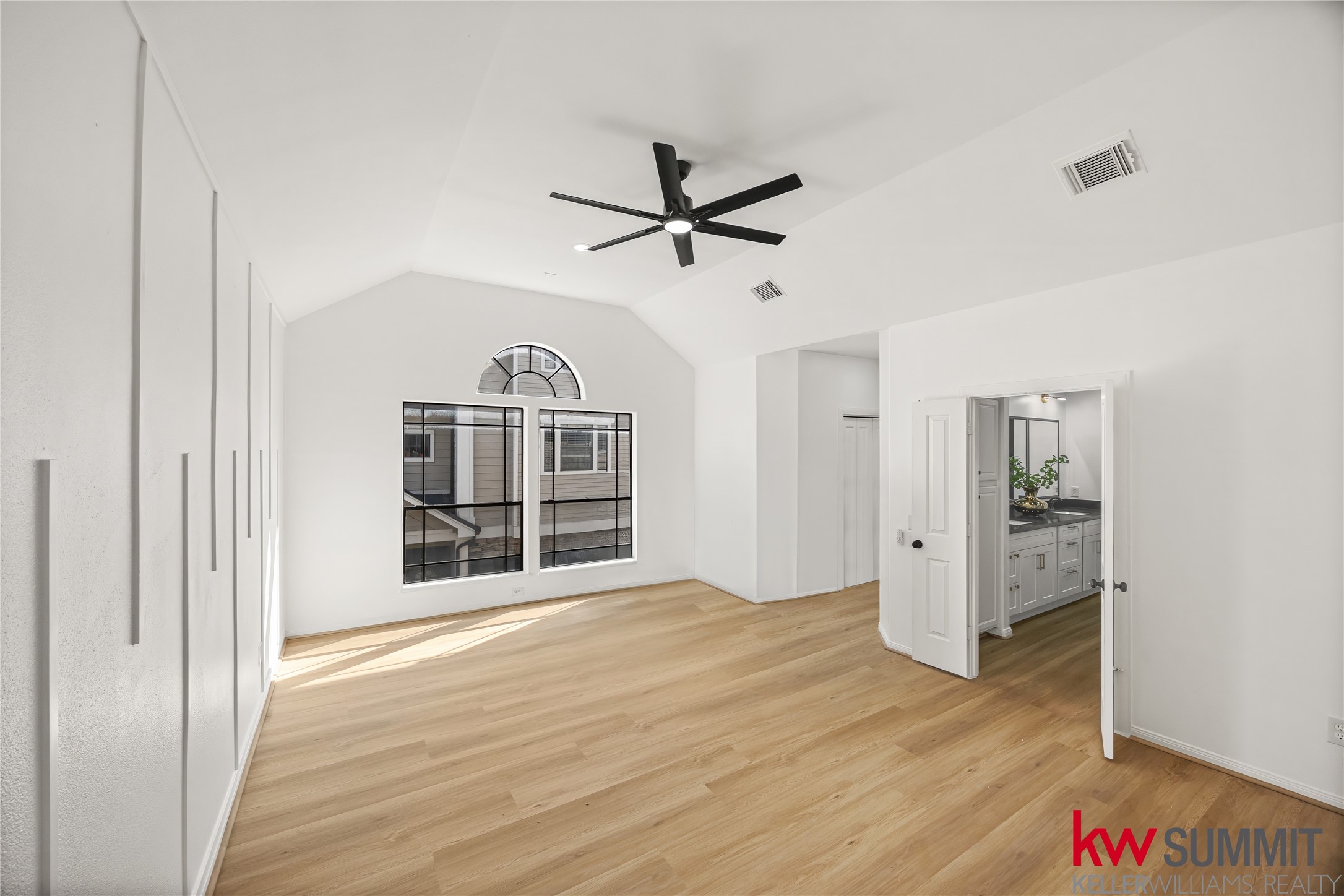 2410 Calumet Street, Unit B Houston, TX 77004 - Photo 28 of 34 a view of a livingroom with a ceiling fan & entryway