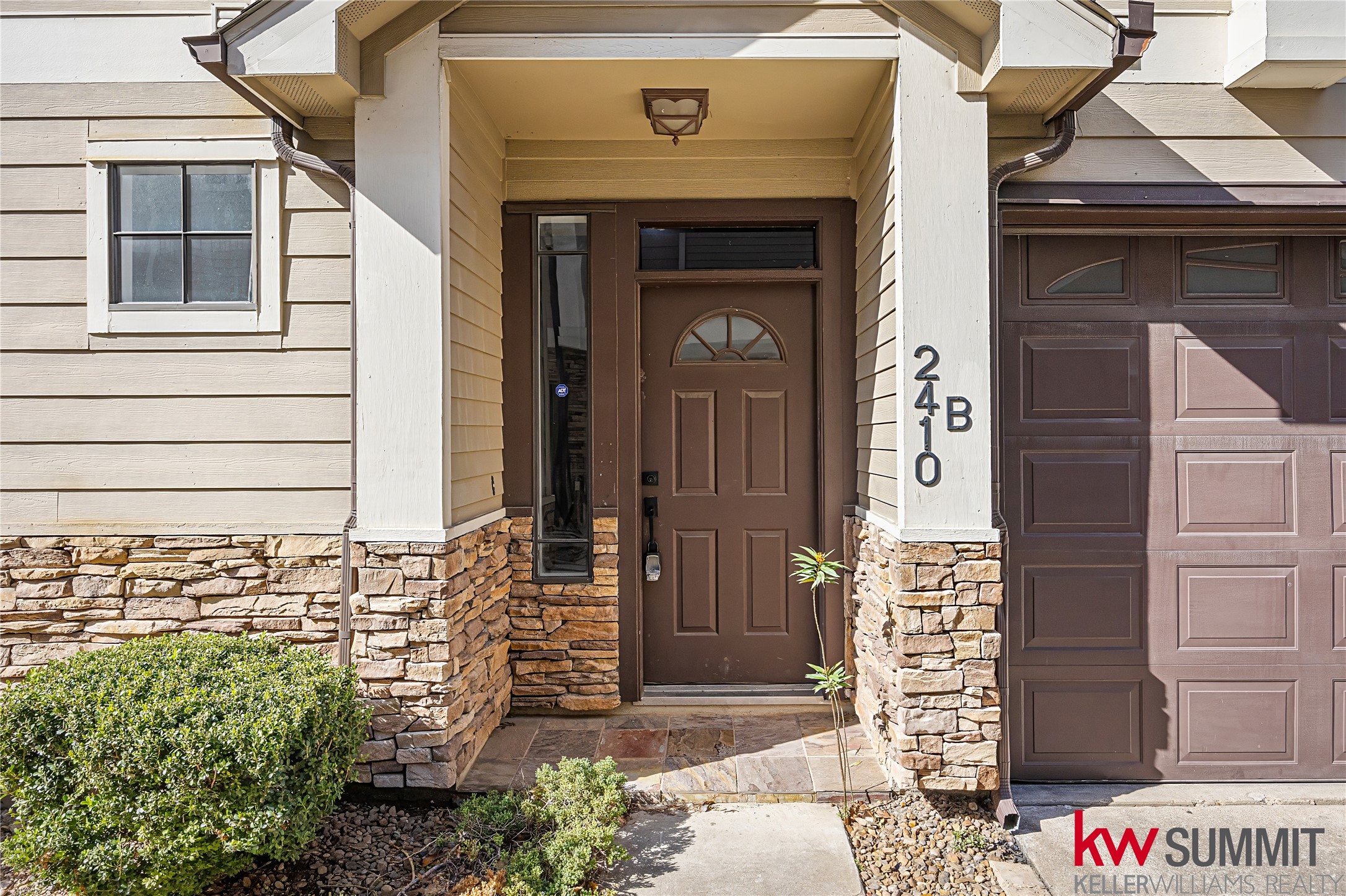 2410 Calumet Street, Unit B Houston, TX 77004 - Photo 4 of 34 a front view of a house with a garden