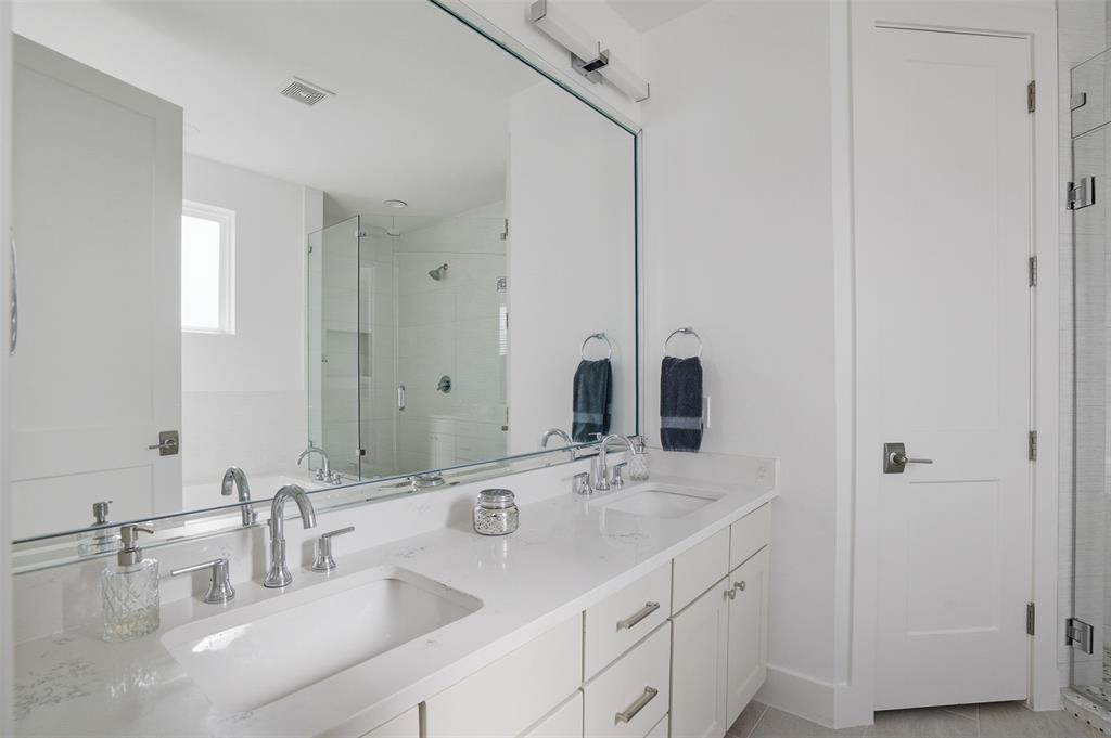 6000 Hudson Street, Unit 101 Dallas, TX 75206 - Photo 20 of 27 Secondary Ensuite Bathroom