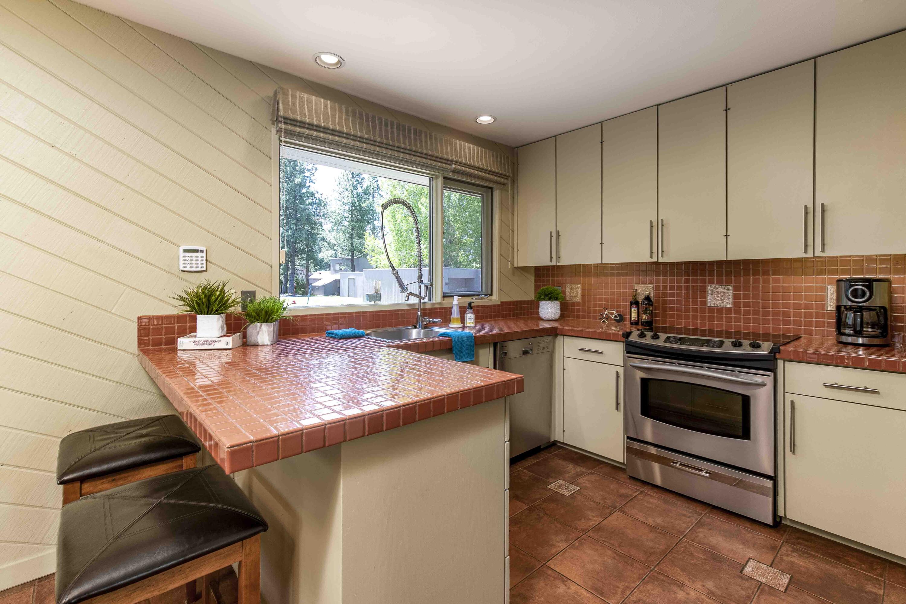 57256 Island Road, Unit 56 Sunriver, OR 97707 - Photo 9 of 37 Efficient Kitchen