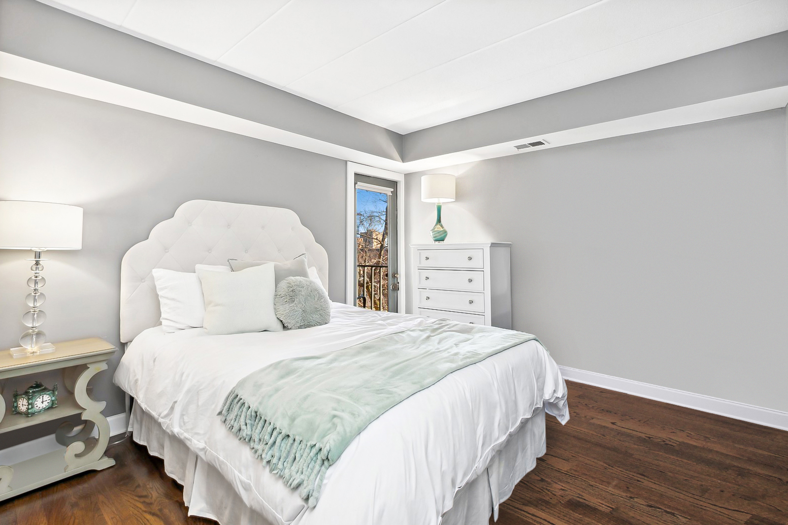 2333 North Geneva Terrace, Unit 6D Chicago, IL 60614 - Photo 11 of 15 a bedroom with a bed and wooden floor