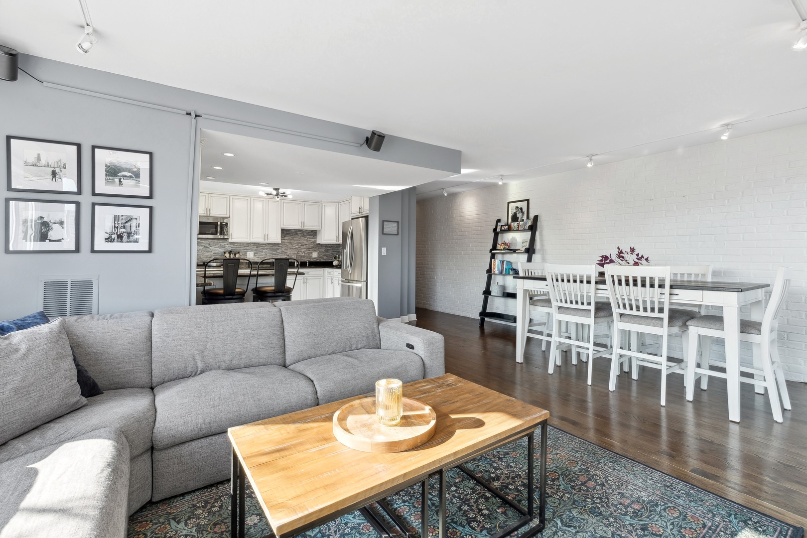 2333 North Geneva Terrace, Unit 6D Chicago, IL 60614 - Photo 4 of 15 a living room with furniture and wooden floor