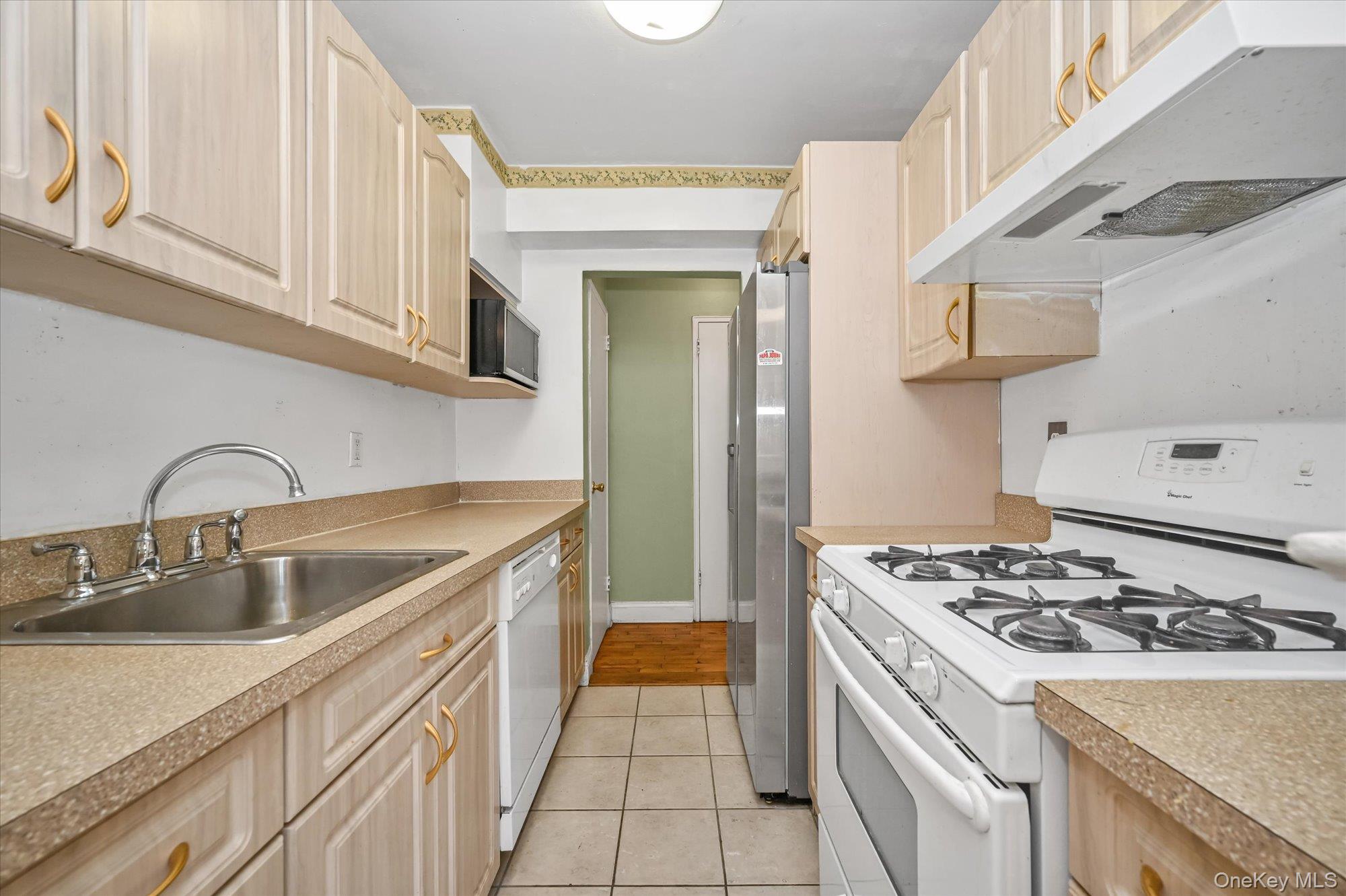 59-30 108th Street, Unit 4P Queens, NY 11368 - Photo 11 of 18 a kitchen that has a sink and a stove