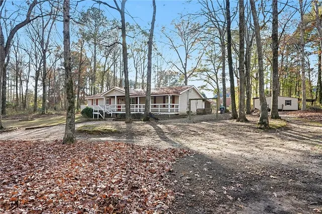 a view of a yard with a house