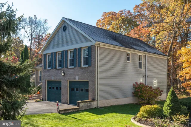 a view of a house with yard and plants