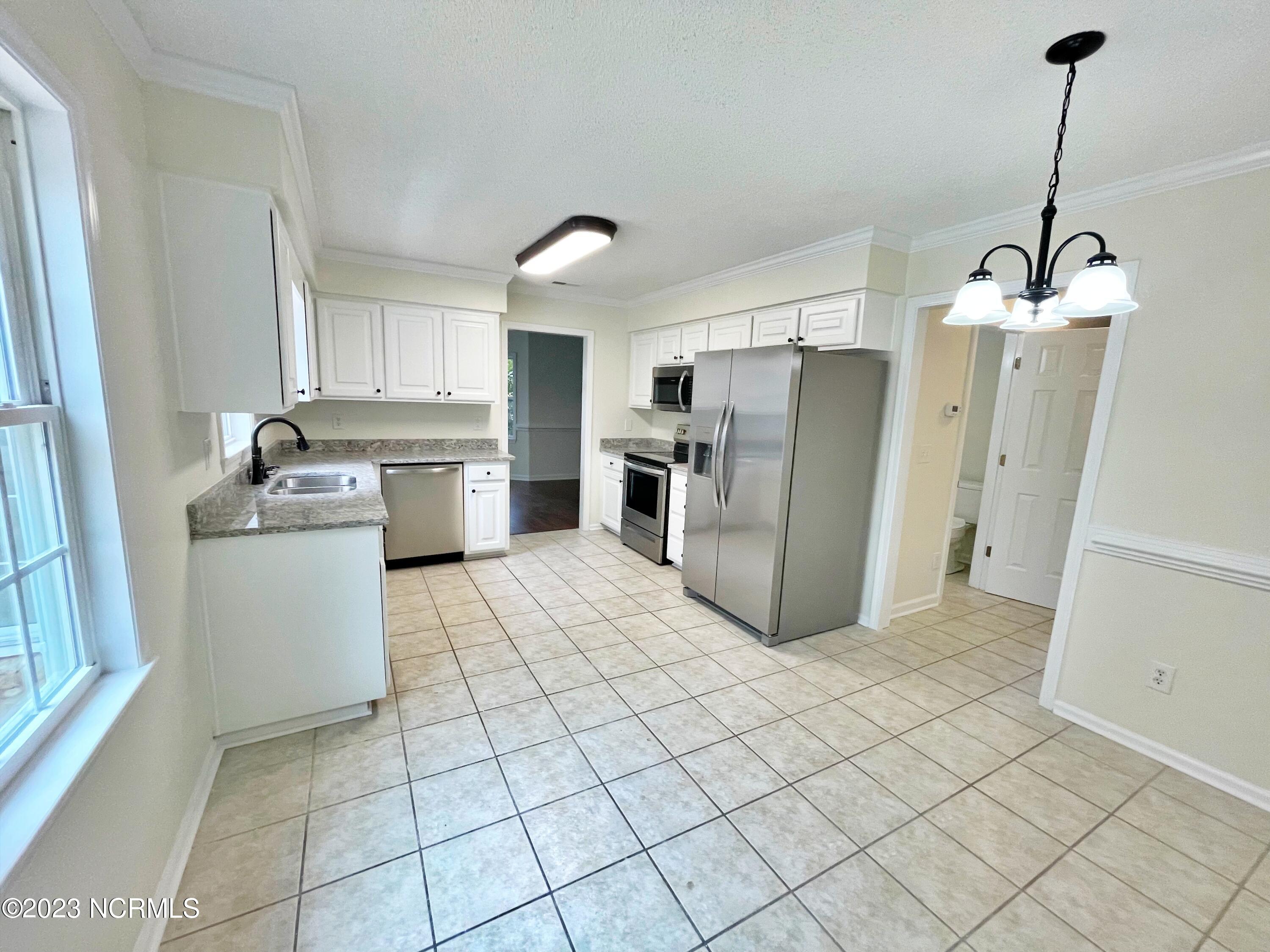 552 Deer Run Road New Bern, NC 28562 - Photo 10 of 59 kitchen