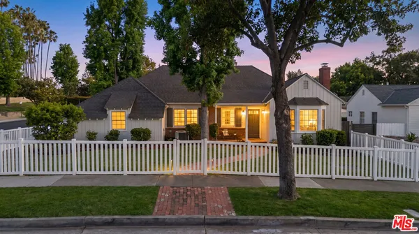 a view of a yard in front of house