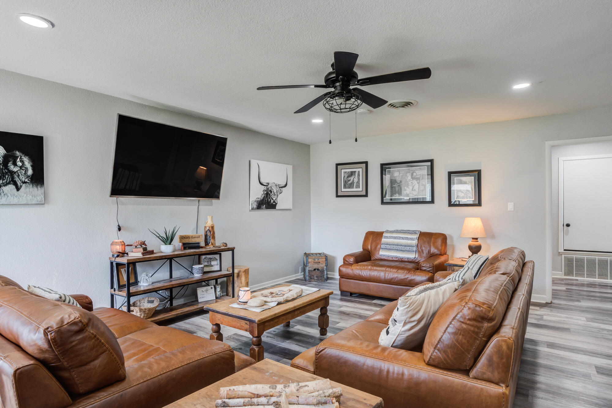 811 Borger Plainview, TX 79072 - Photo 2 of 32 811-Borger_Plainview-TX_4_Living-Room