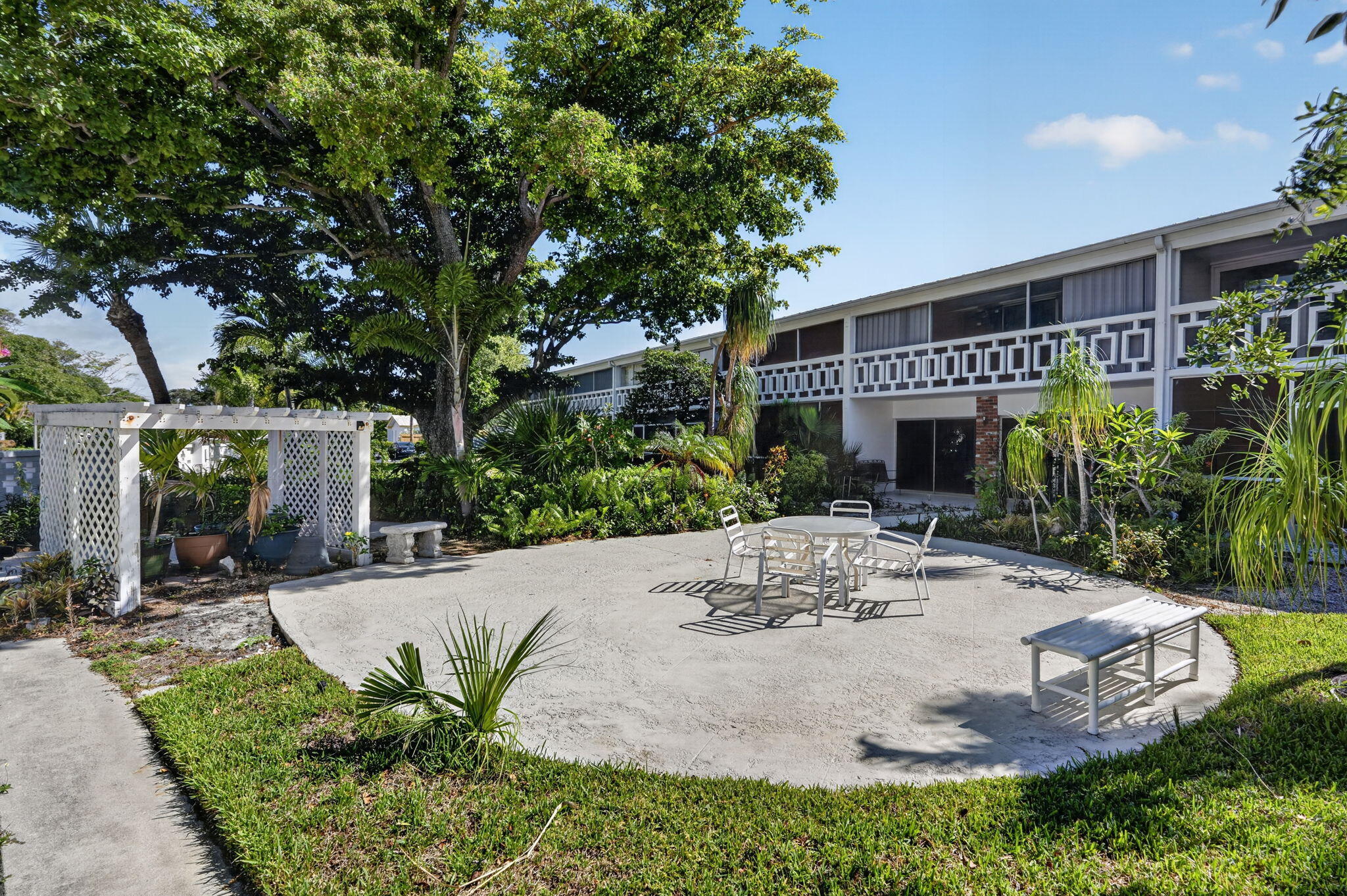 91 Willow Road, Unit 104 Tequesta, FL 33469 - Photo 21 of 25 Courtyard