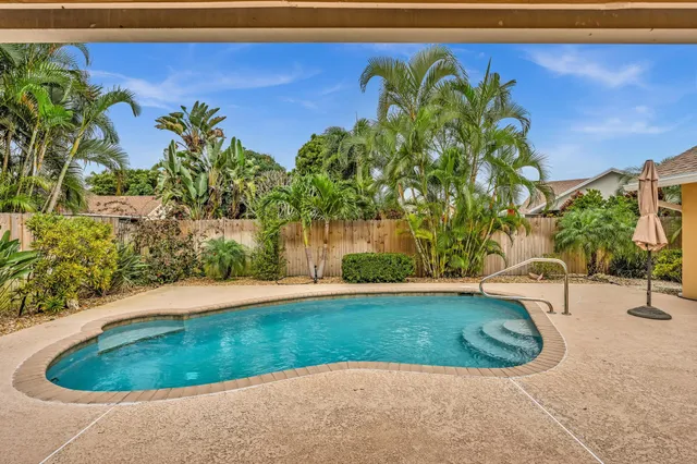 a view of a backyard