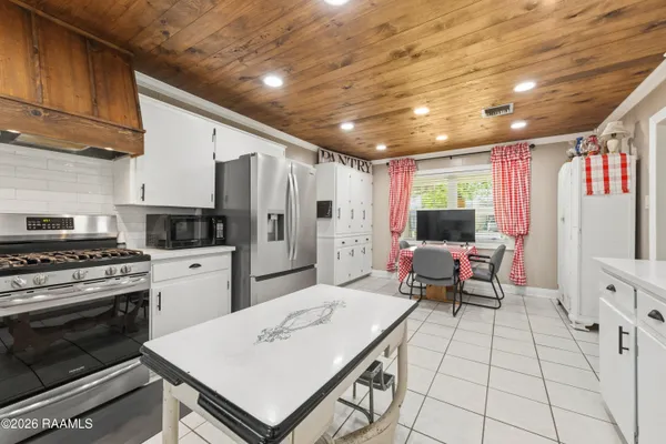 $379,000 | 218 Fairway Drive, Crowley, LA 70526