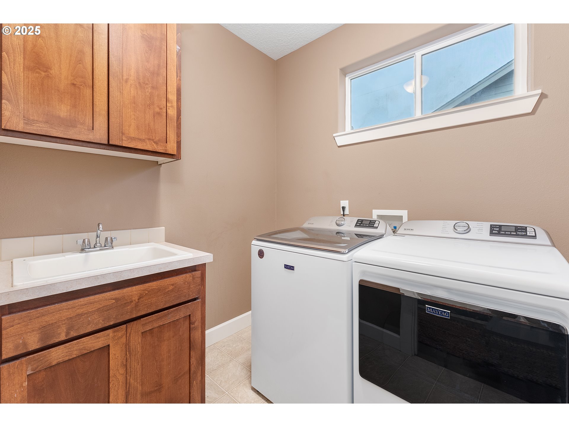 2264 Equestrian Loop South Salem, OR 97302 - Photo 13 of 34 a utility room with dryer and washer