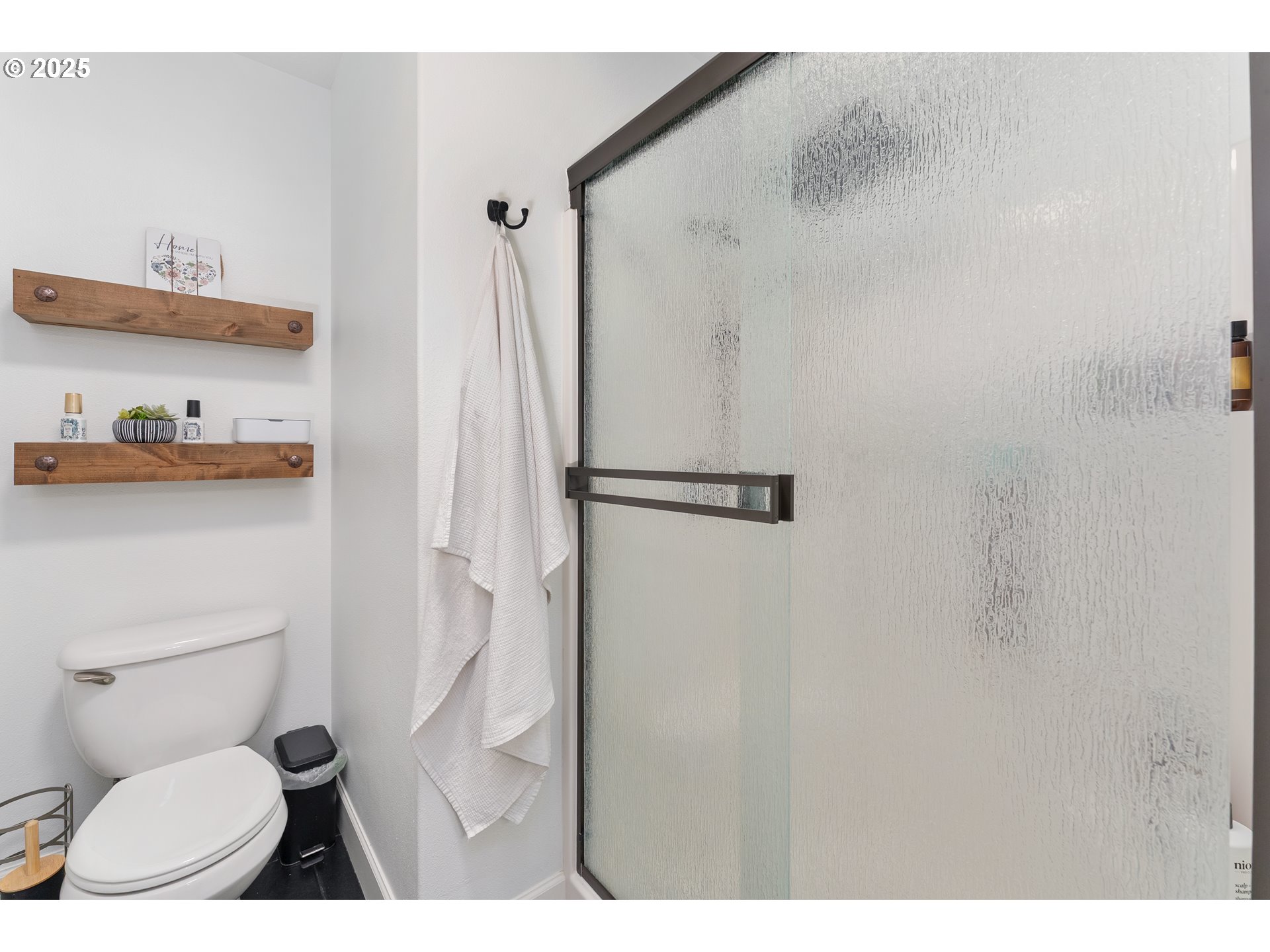 2264 Equestrian Loop South Salem, OR 97302 - Photo 20 of 34 a bathroom with a toilet and a sink