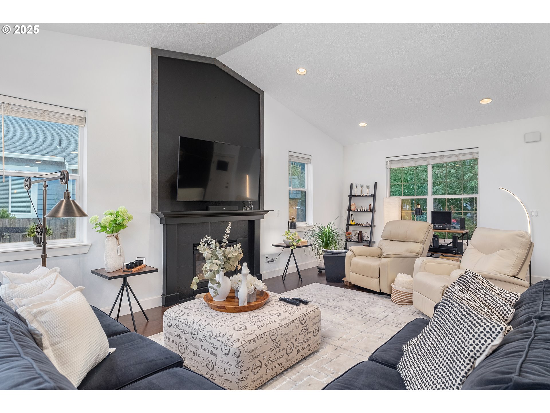 2264 Equestrian Loop South Salem, OR 97302 - Photo 4 of 34 a living room with furniture and a flat screen tv