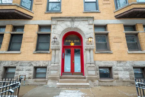$480,000 | 618 West Barry Avenue, Unit 2, Chicago, IL 60657