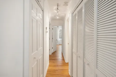 $480,000 | 618 West Barry Avenue, Unit 2, Chicago, IL 60657